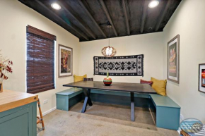 Downtown Hideaway - Entire Building -Fun, Convenient & Comfortable -Sleeps 14